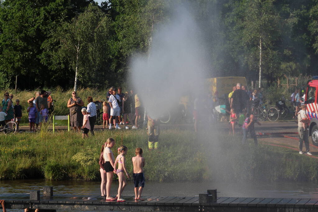 Waterpret in woonwijk door de brandweer