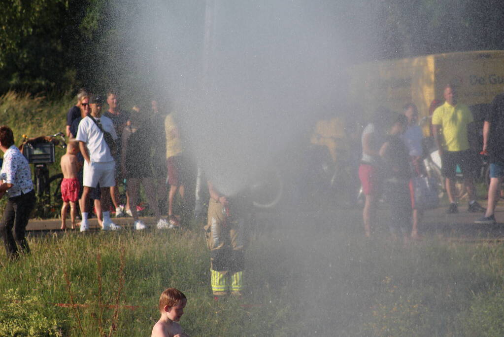 Waterpret in woonwijk door de brandweer