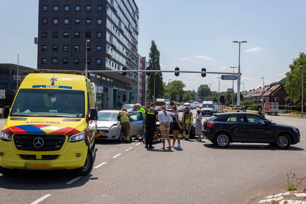 Bestuurder bekneld bij botsing