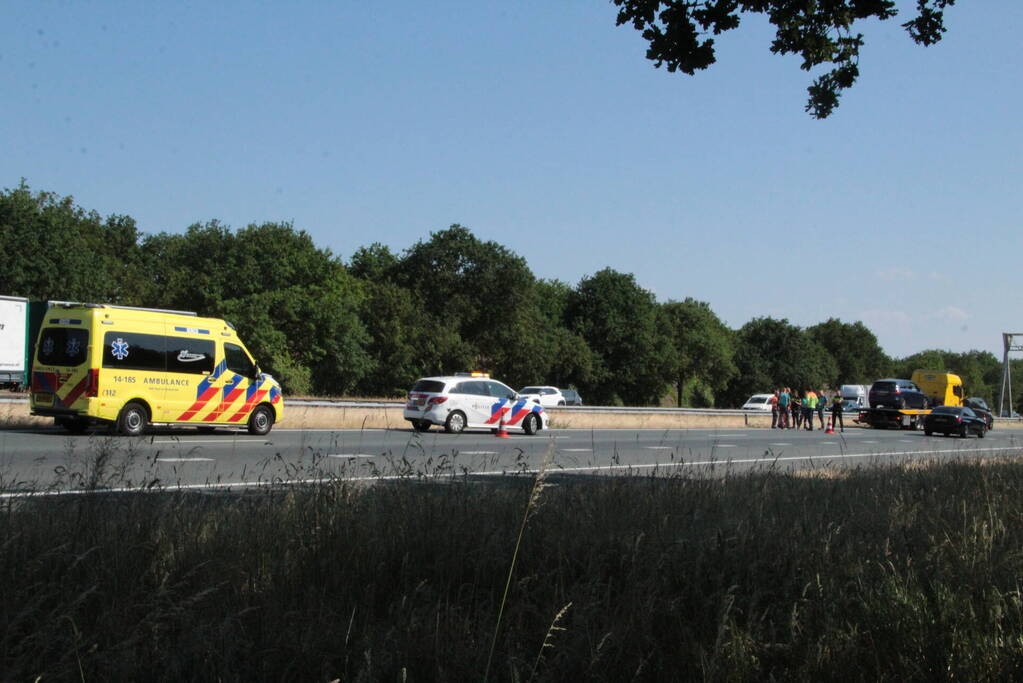 Kop-staart botsing tussen auto en bus