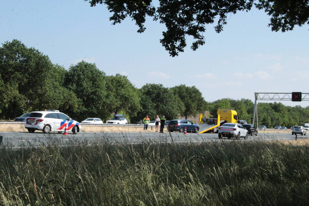 Kop-staart botsing tussen auto en bus