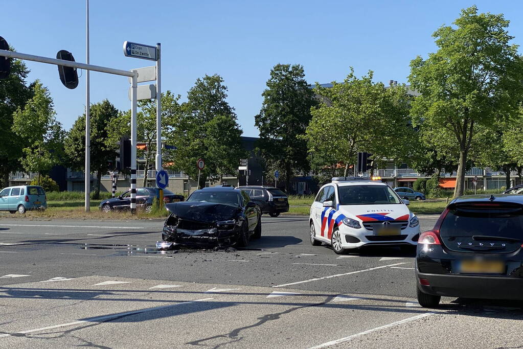 Frontale botsing op kruispunt