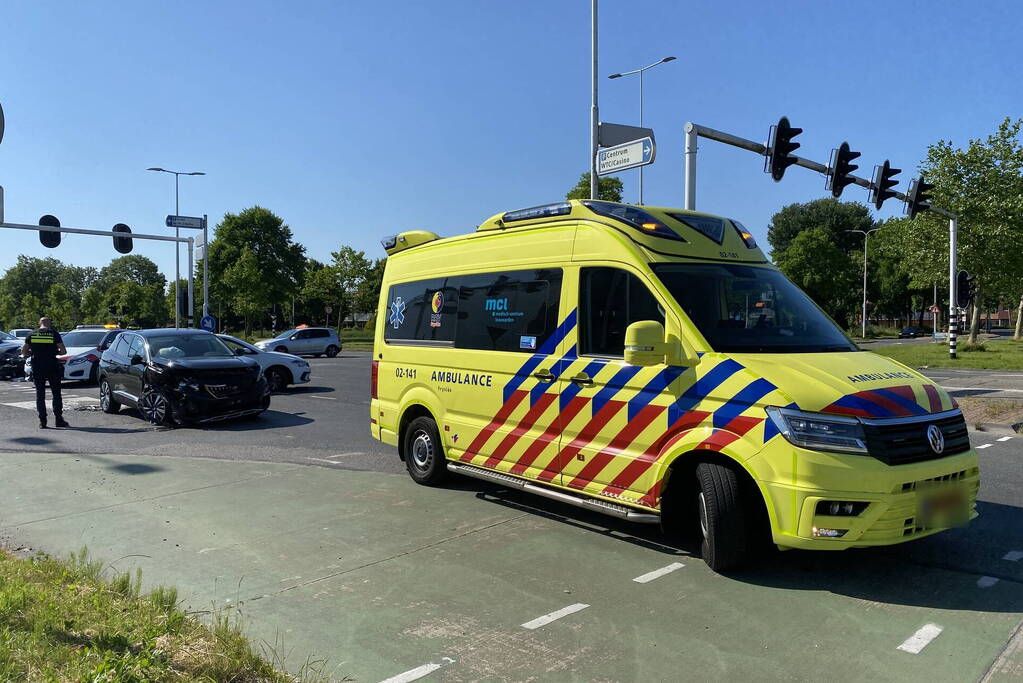 Frontale botsing op kruispunt