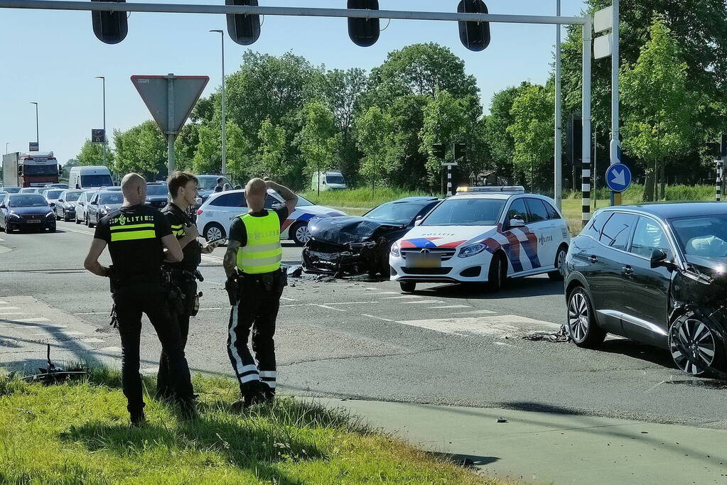 Frontale botsing op kruispunt