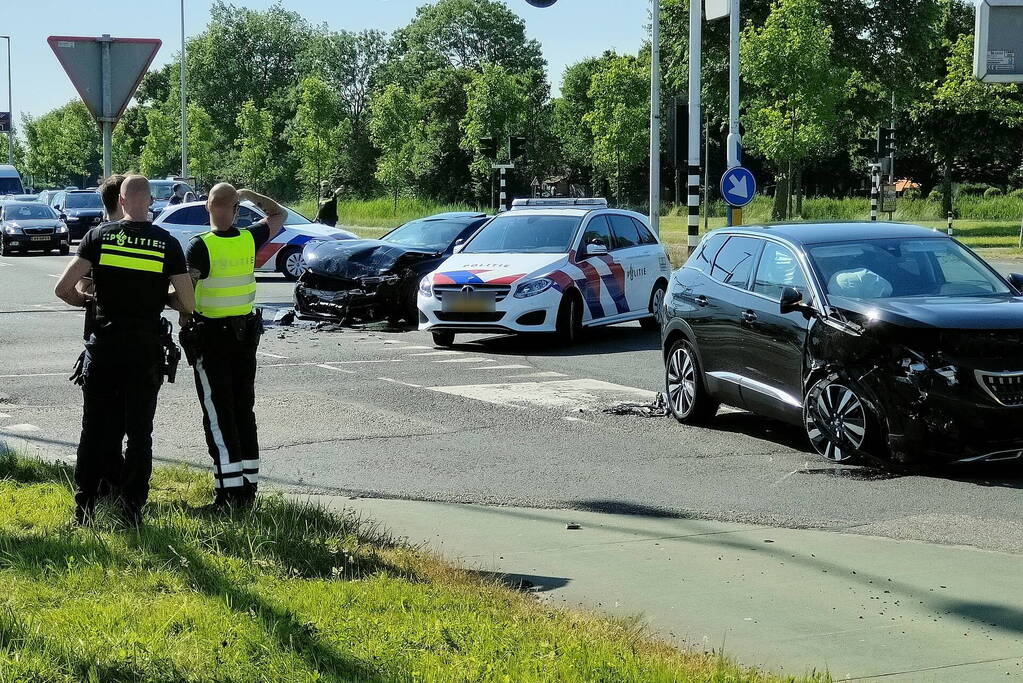 Frontale botsing op kruispunt