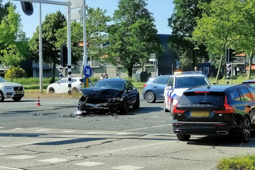 Frontale botsing op kruispunt