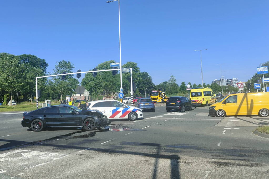 Frontale botsing op kruispunt