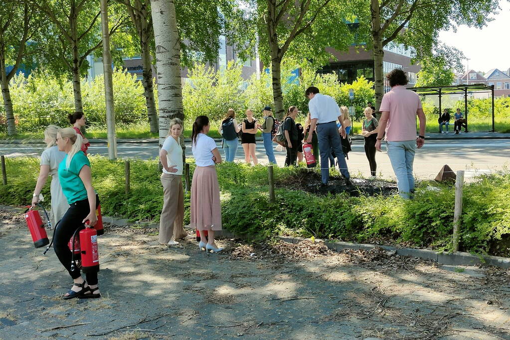 Bermbrand geblust door kantoorpersoneel