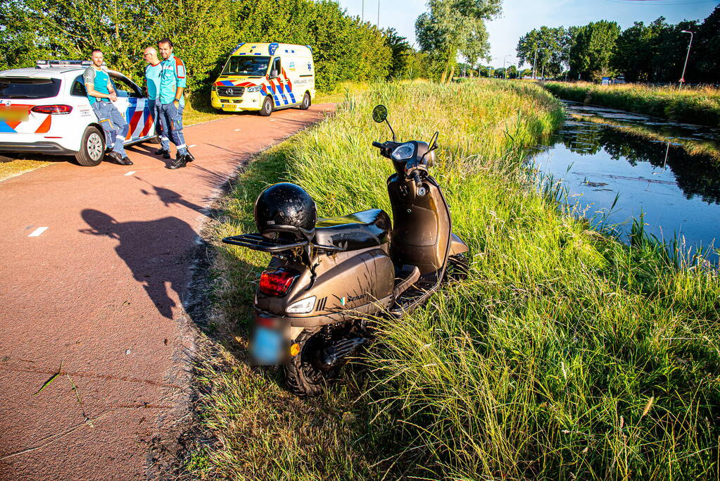 Hulpdiensten ingezet voor scooter met helm in sloot
