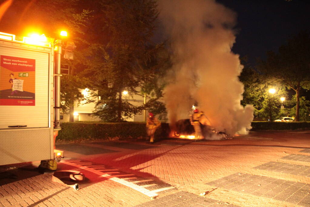 Metershoge vlammen bij autobrand