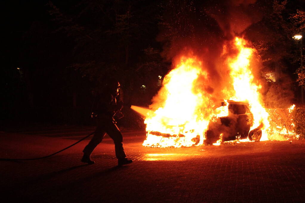 Metershoge vlammen bij autobrand