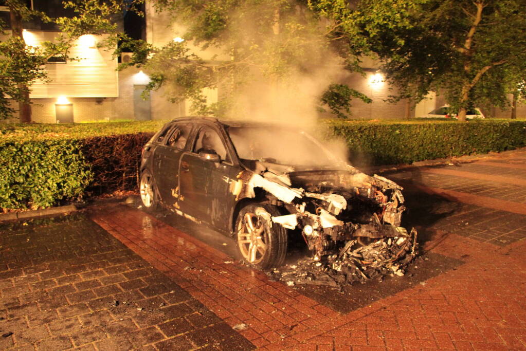 Metershoge vlammen bij autobrand