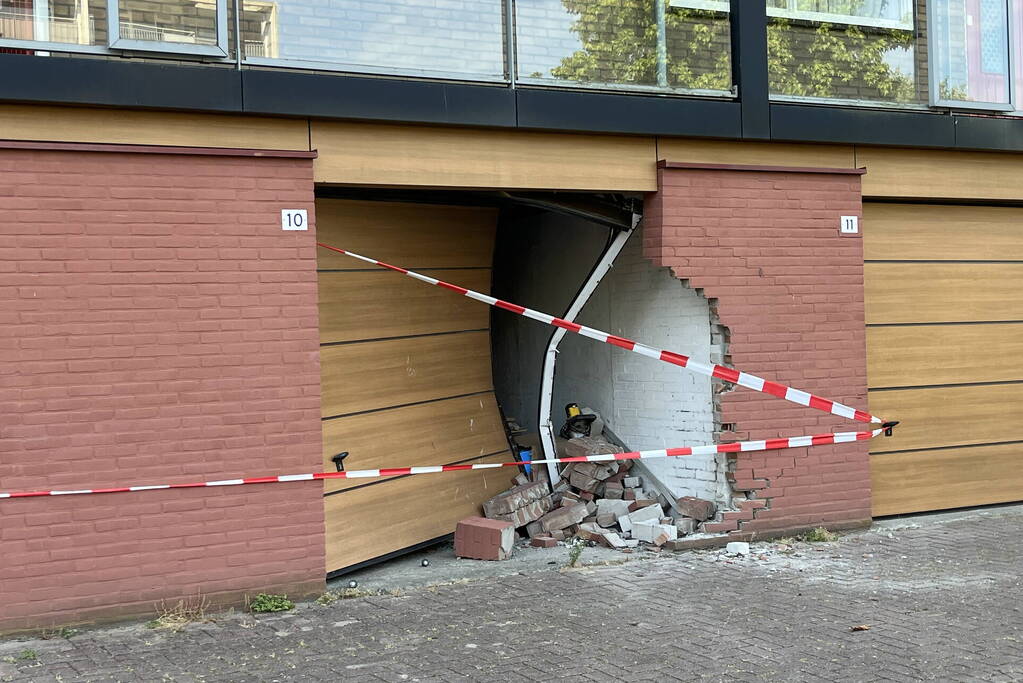 Garagebox zwaar beschadigd door achteruit rijdende auto