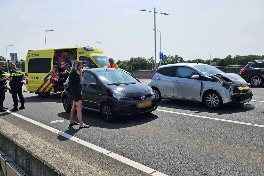 Gewonde bij botsing tussen drie voertuigen