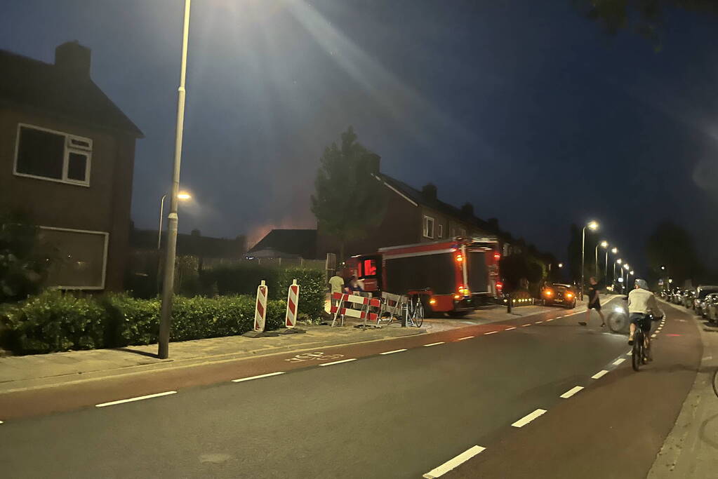 Felle brand in struiken van achtertuin