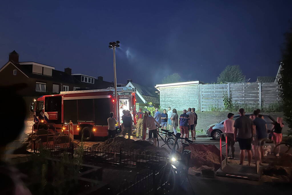 Felle brand in struiken van achtertuin