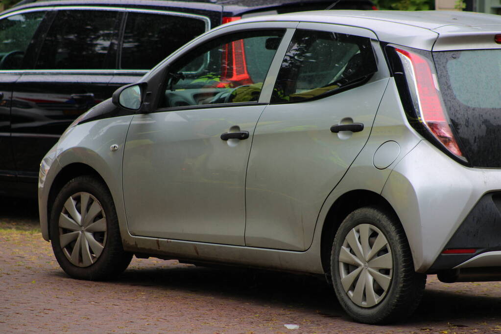 Zwaargewonde aangetroffen in auto na melding steekpartij