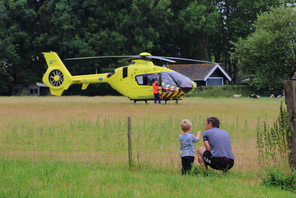 Zwaargewonde aangetroffen in auto na melding steekpartij