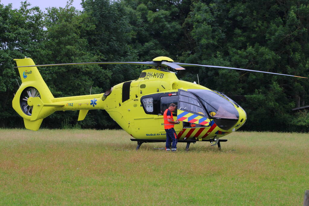 Zwaargewonde aangetroffen in auto na melding steekpartij