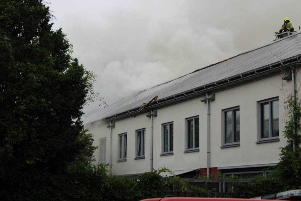 Veel rookontwikkeling bij grote brand in woning