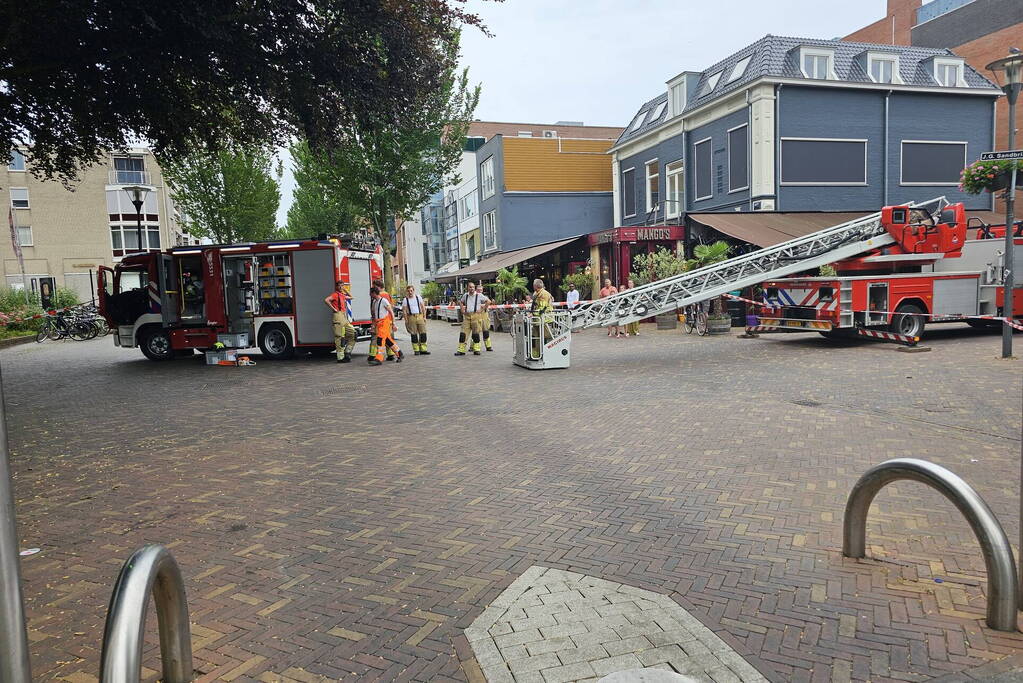 Winkelgebied deels afgesloten door gevaarlijk hangende tak