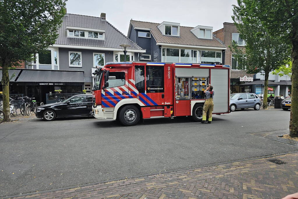 Winkelgebied deels afgesloten door gevaarlijk hangende tak