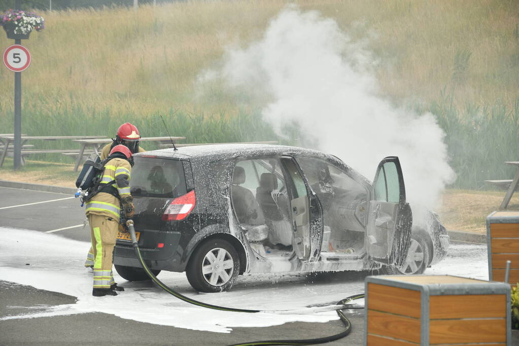 Auto vliegt in brand op parkeerterrein McDonalds