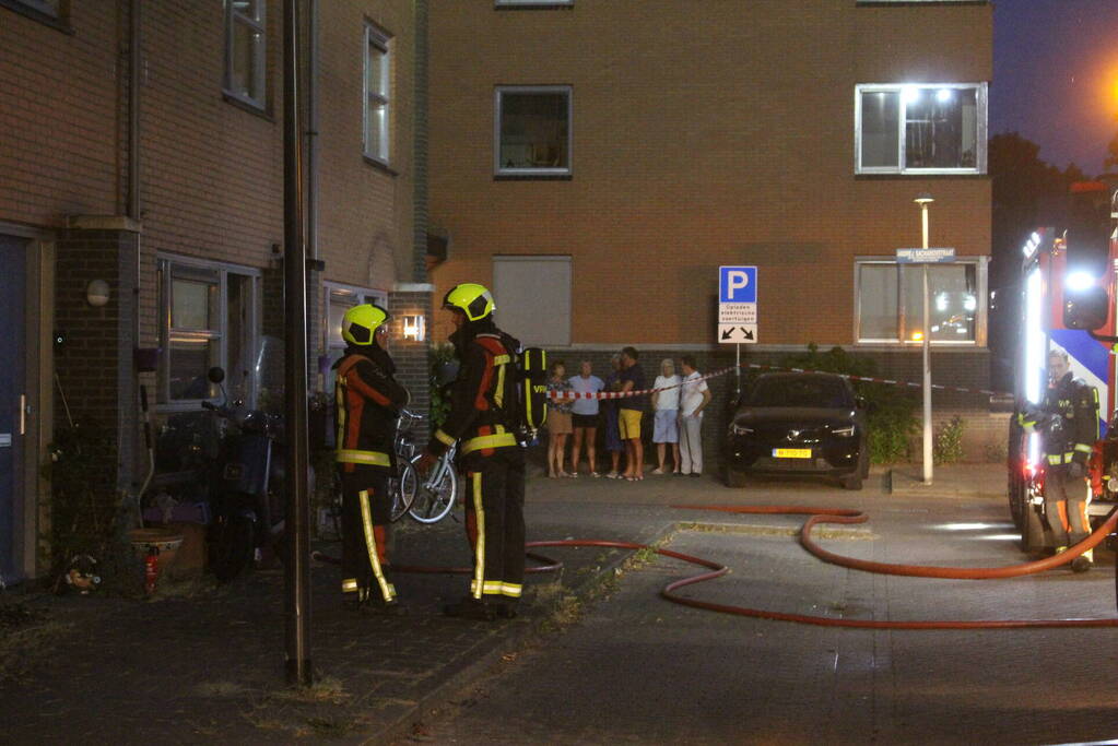 Korte felle brand op dak van woning