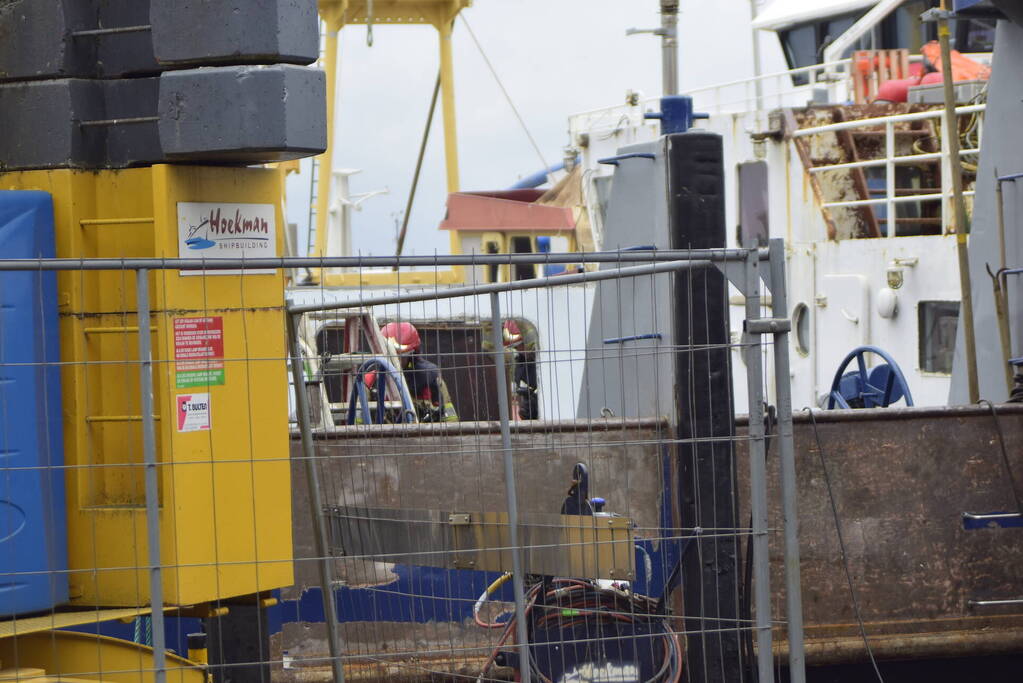 Brandweer blus brand op schip