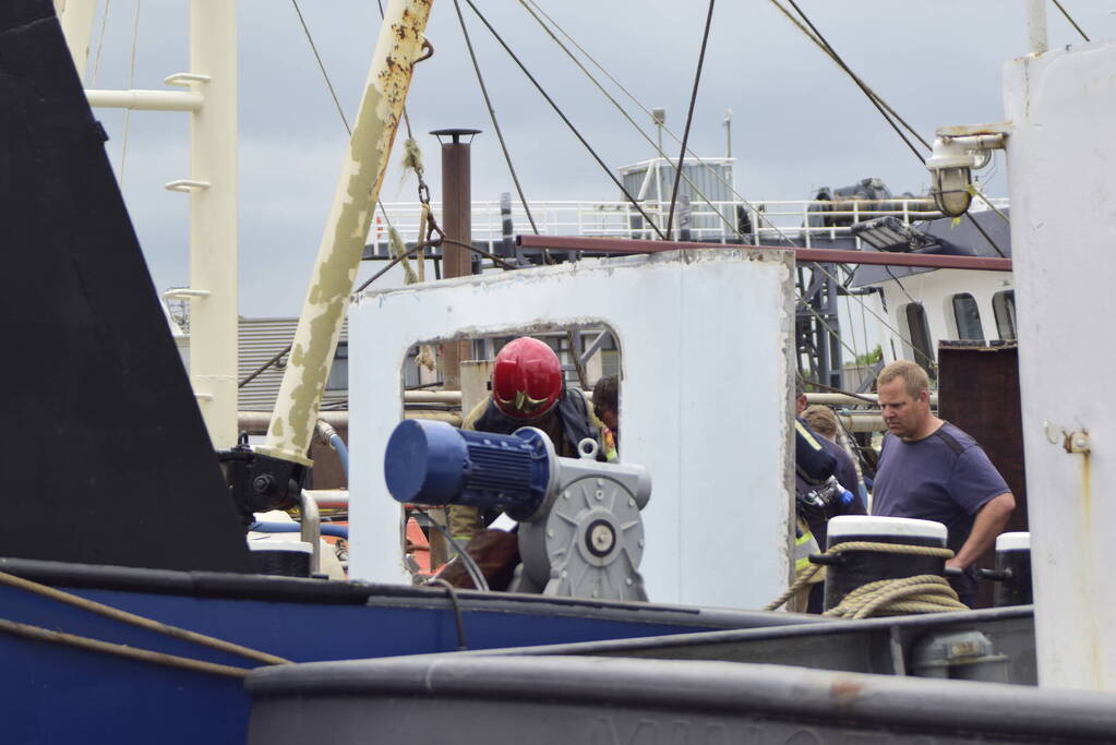 Brandweer blus brand op schip