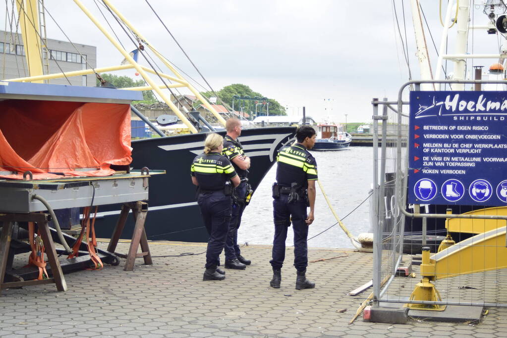 Brandweer blus brand op schip