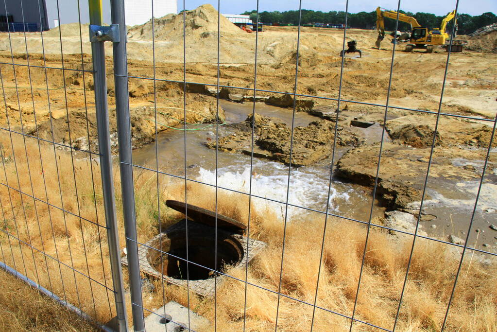 Waterleiding gesprongen op bouwterrein