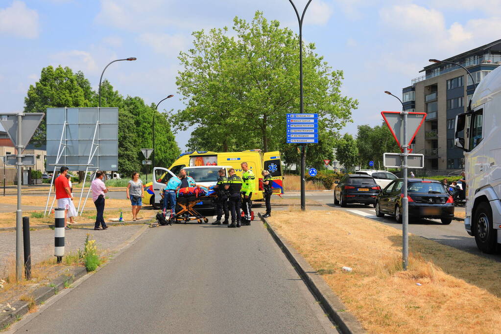 Skateboarder aangereden tijdens oversteken