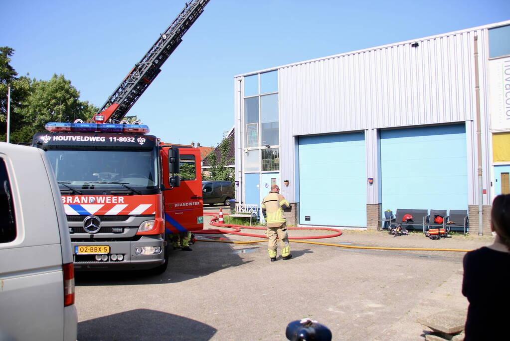 Brand op dak van bedrijfspand
