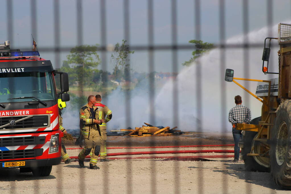 Hevige buitenbrand op terrein van bedrijf