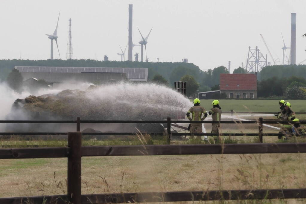 Trailer geladen met hooibalen uitgebrand in weiland