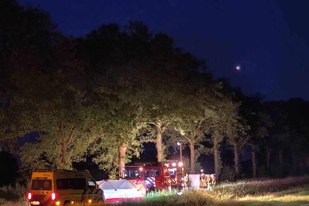 Dode en zwaargewonde bij eenzijdige aanrijding