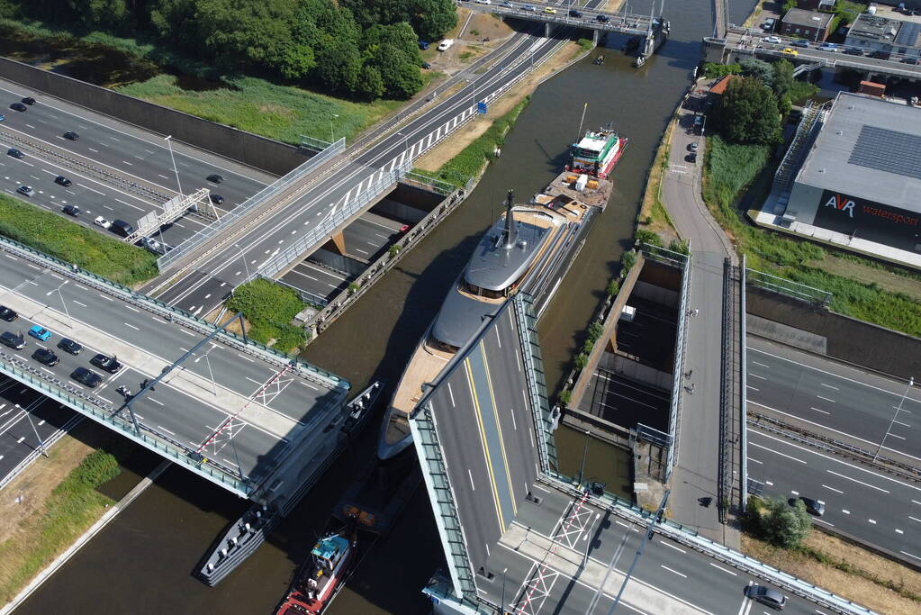 Veel bekijks bij voorbijvarend megajacht Obsidian