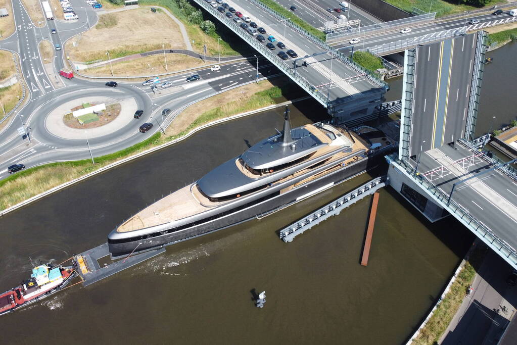 Veel bekijks bij voorbijvarend megajacht Obsidian