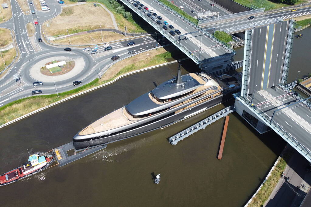 Veel bekijks bij voorbijvarend megajacht Obsidian