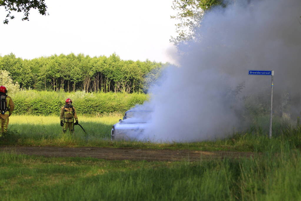 Oldtimer uitgebrand terwijl eigenaar rustig schildert