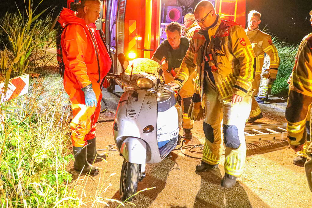 Scooterrijder raakt te water
