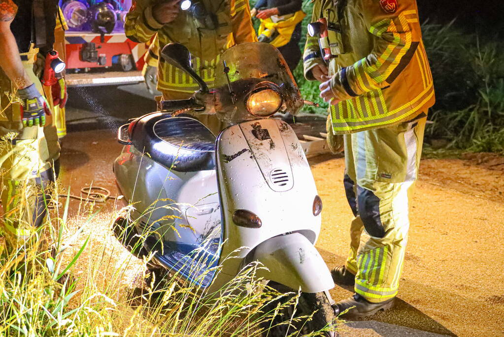 Scooterrijder raakt te water