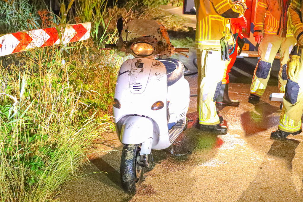Scooterrijder raakt te water