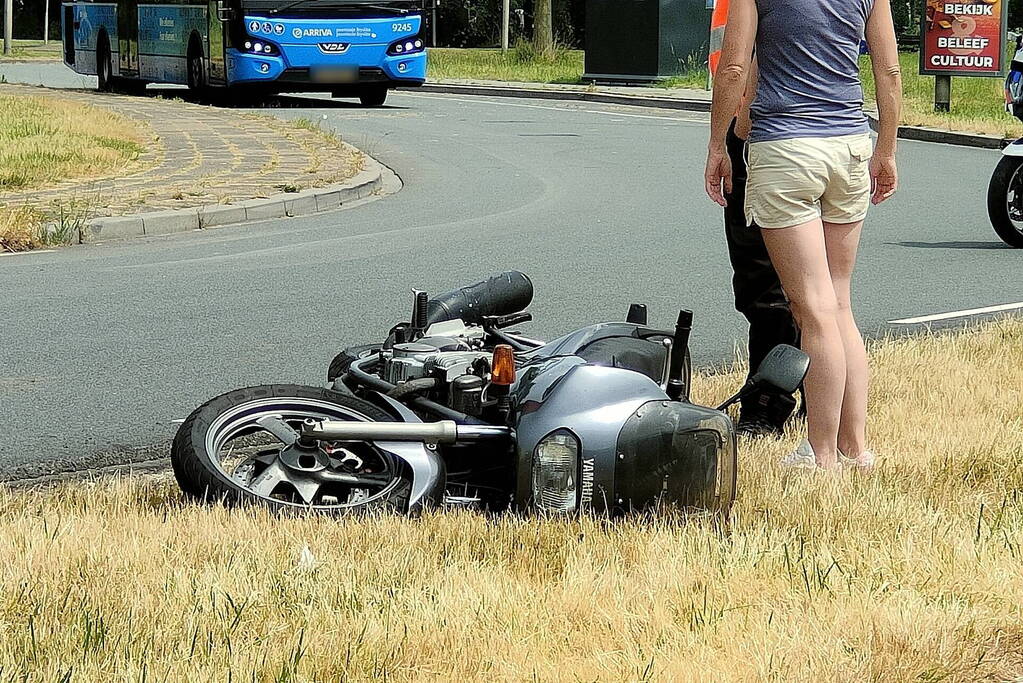 Motorrijder maakt harde valpartij