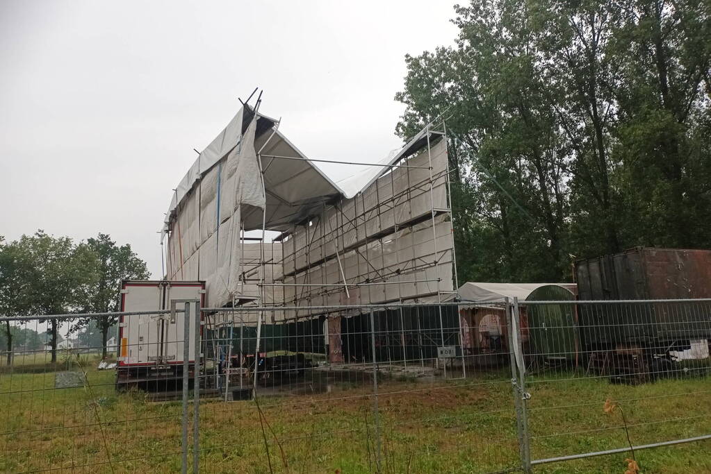 Tenthal voor brabantsedag stort deels in