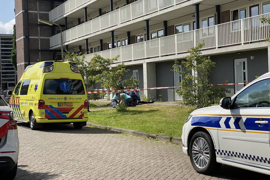 Gewonde persoon op straat overleden