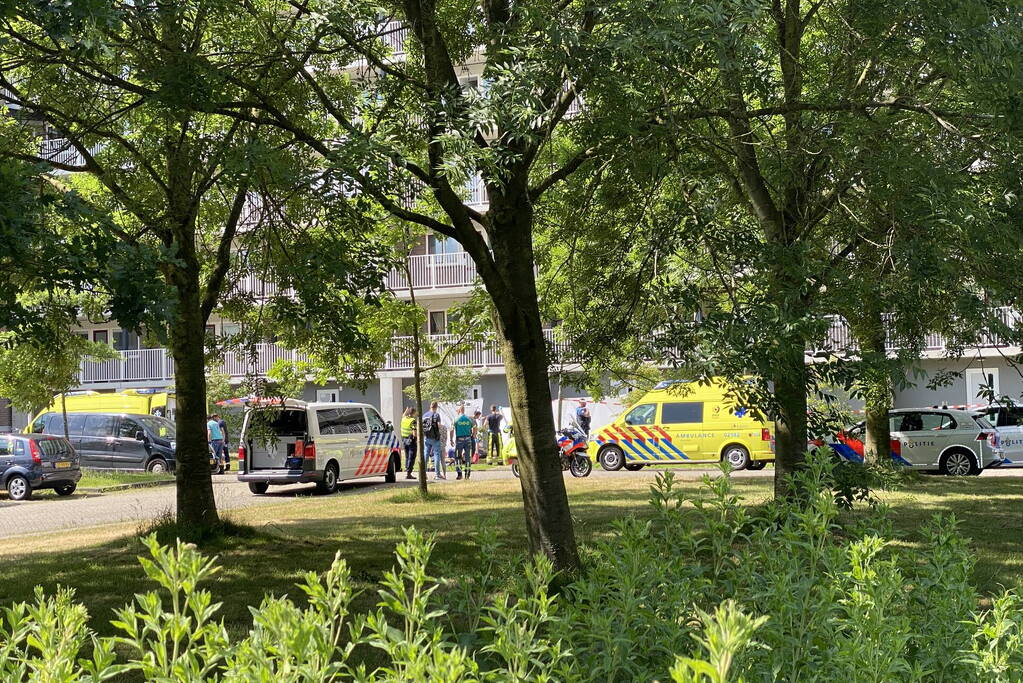 Gewonde persoon op straat overleden