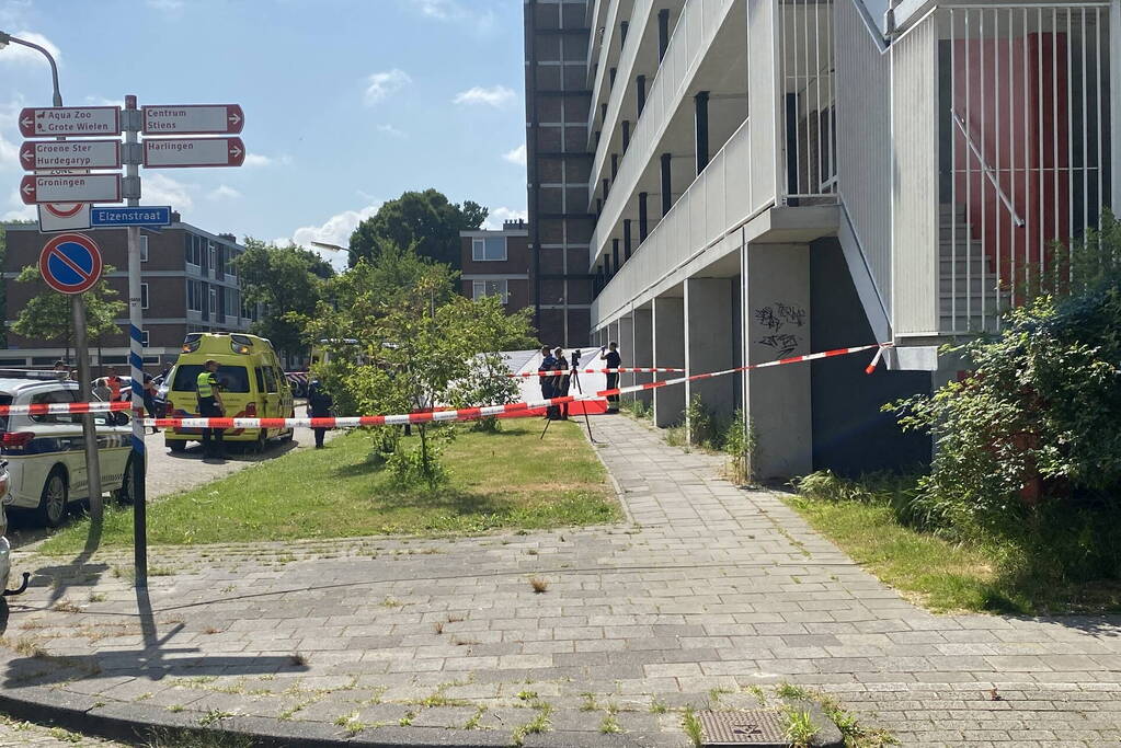 Gewonde persoon op straat overleden