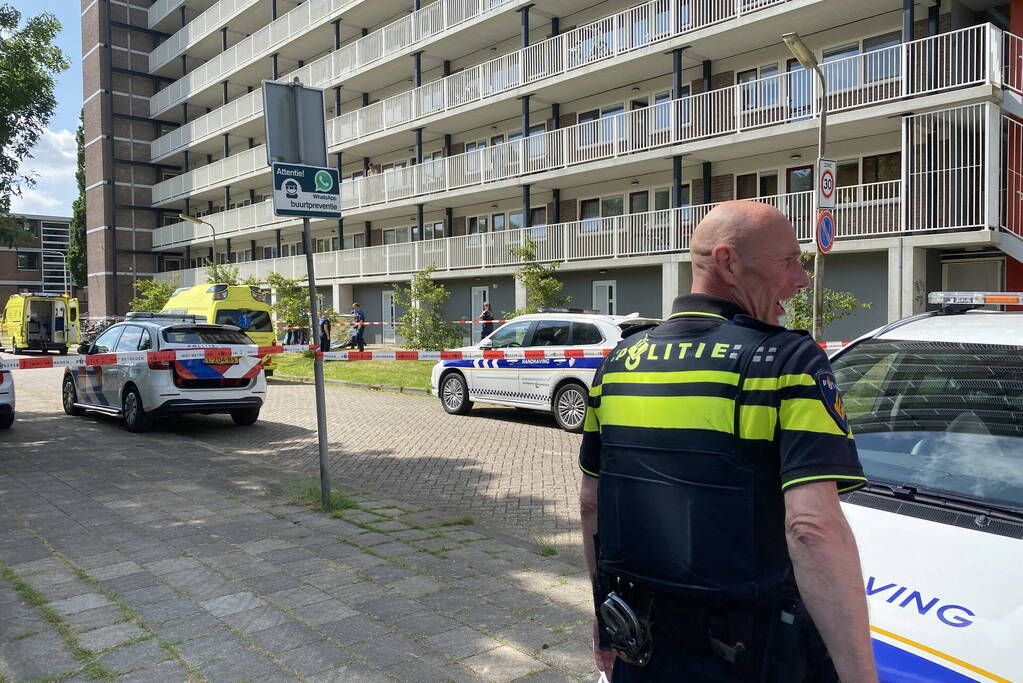 Gewonde persoon op straat overleden